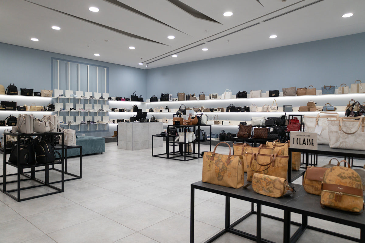 Retail multibrand, fisico e digitale. Dal 1982.